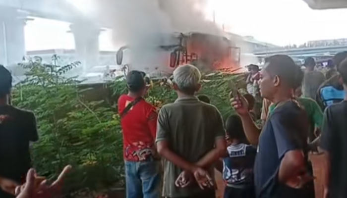 Bus Peziarah asal Lampung terbakar di Tol Jakarta-Cikampek.