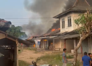 Pasar Mulyo Kencono Terbakar, Ratusan Pedagang Berjuang Selamatkan Dagangan di Tengah Kepanikan