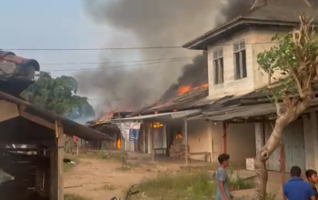Pasar Mulyo Kencono Terbakar, Ratusan Pedagang Berjuang Selamatkan Dagangan di Tengah Kepanikan