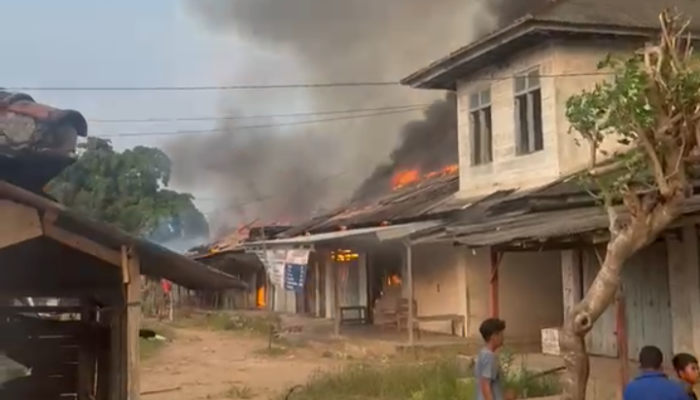 Pasar Mulyo Kencono Terbakar, Ratusan Pedagang Berjuang Selamatkan Dagangan di Tengah Kepanikan