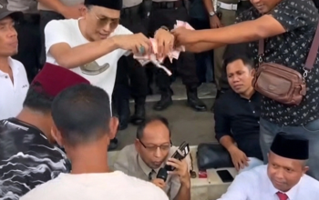 Duka Disandera Ambulans: Pejabat Disawer Rakyat. Pamekasan Darurat Hati Nurani 